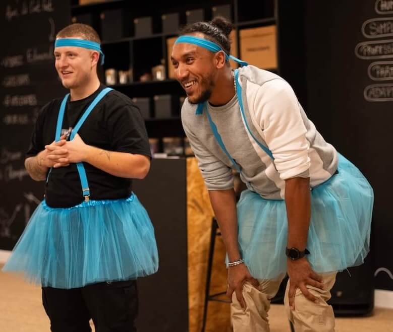 Olympiades team building : comment les organiser en entreprise en 6 étapes 2 Olympiades team building à Bordeaux : deux joueurs en tutus bleus pendant une épreuve
